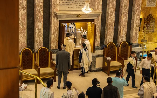 Torah service at Shevet Ahim synagogue in Panama City