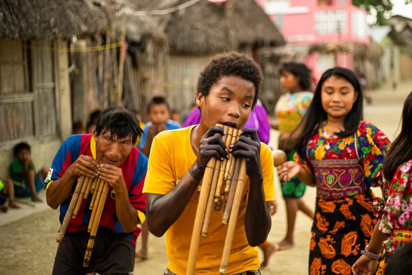 Musiciens Guna jouant avec des flûtes traditionnelles
