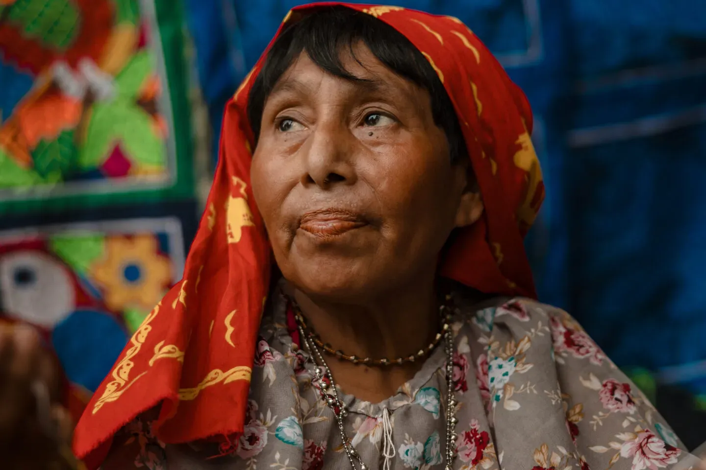 Portrait d'une femme Guna avec des vêtements et textiles traditionnels