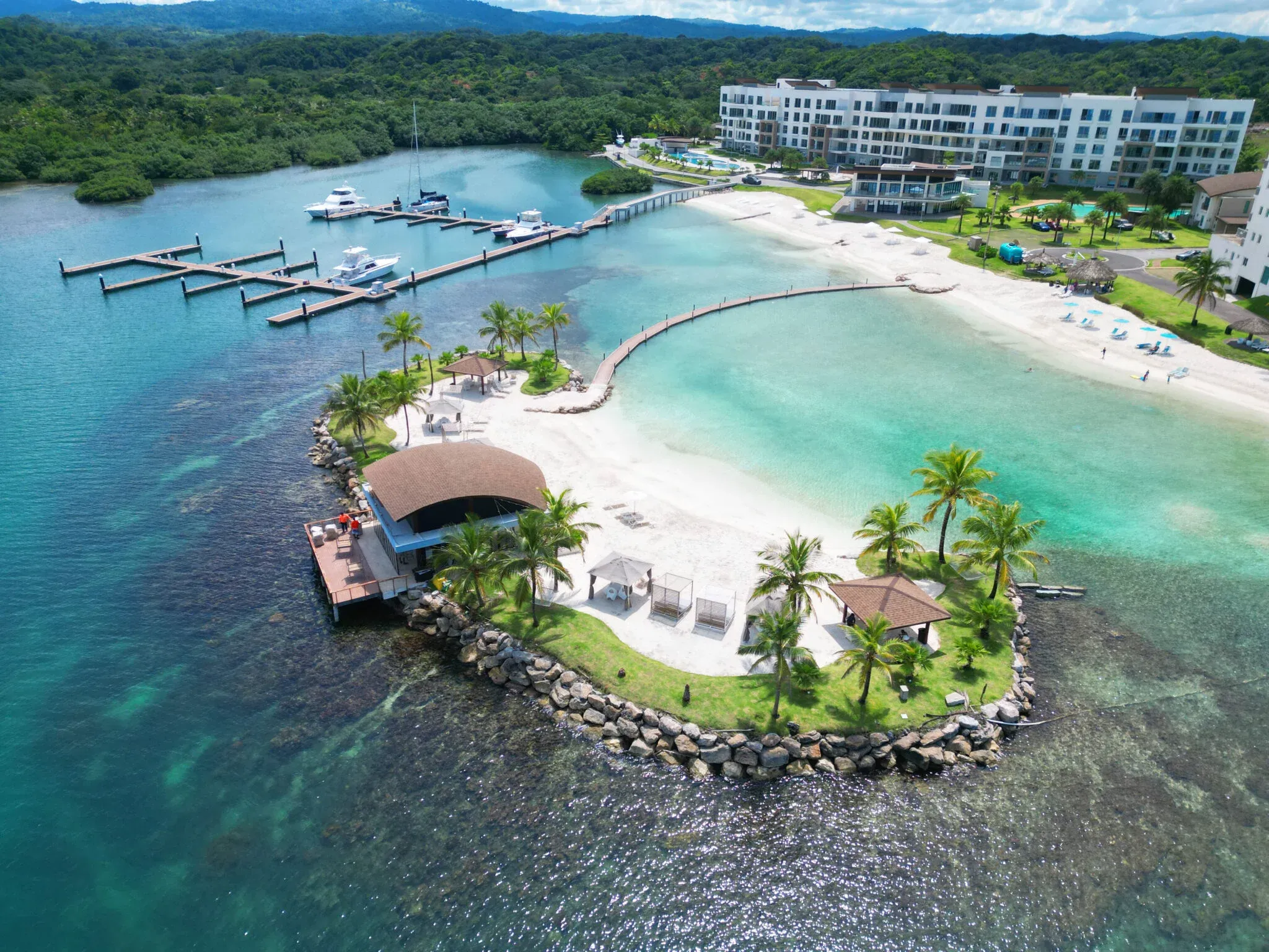 Vue aérienne du Playa Escondida Resort, de sa marina et de la plage des Caraïbes