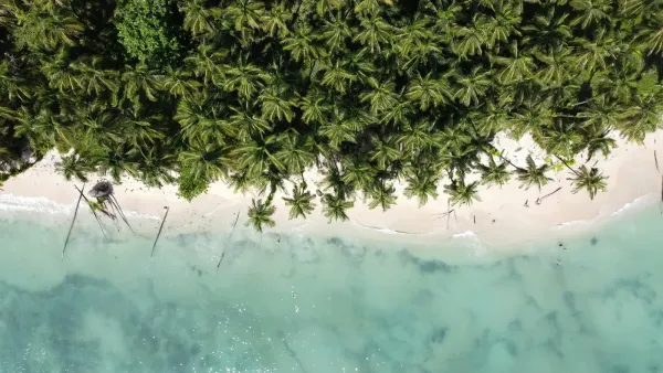 Turquoise water and white sand beach in the Pearl Islands near Contadora
