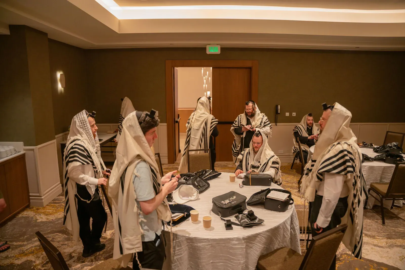Des voyageurs juifs quittent un hôtel de Panama City pour se rendre à pied à la synagogue