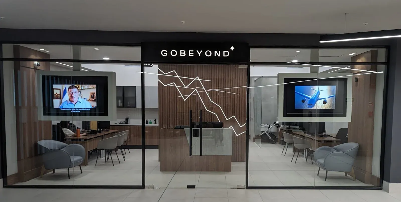 La vitrine et le bureau de l'agence de voyages Go Beyond à Panama City
