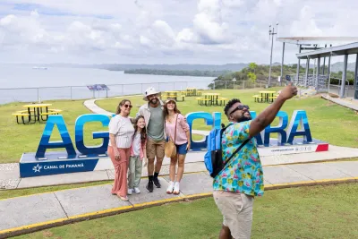 Visitantes tomando fotografías en el área de visitantes del Canal de Panamá de Agua Clara