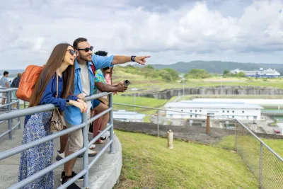 Los turistas contemplan las esclusas del Canal de Panamá desde un mirador del centro de visitantes
