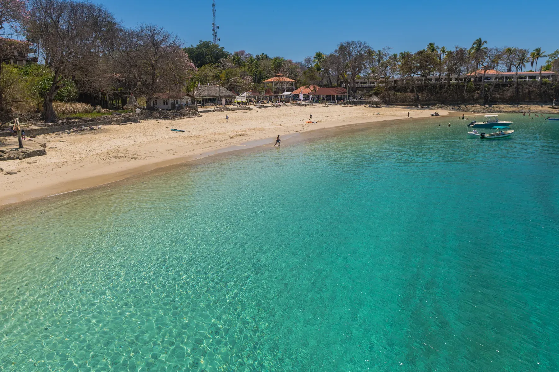 Clear turquoise water and a curved sand beach on Contadora Island
