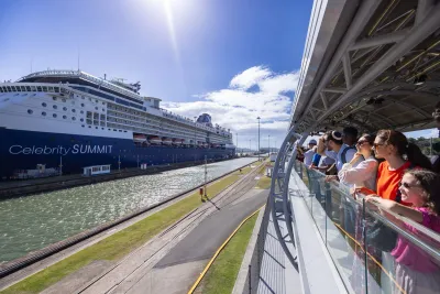 Visitantes viendo un crucero pasar por las Esclusas de Miraflores en el Canal de Panamá