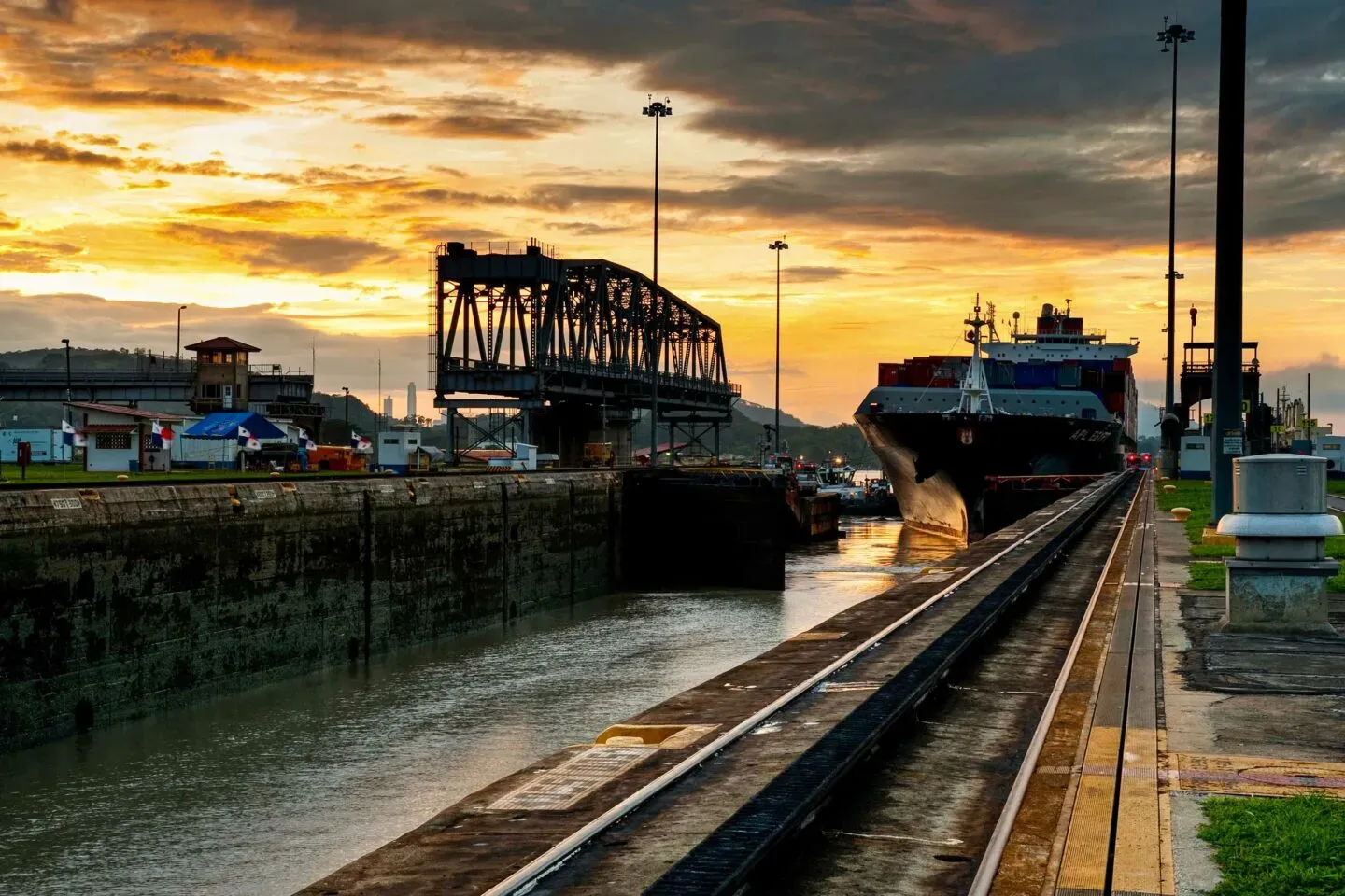 Portes d'écluse du canal de Panama au coucher du soleil