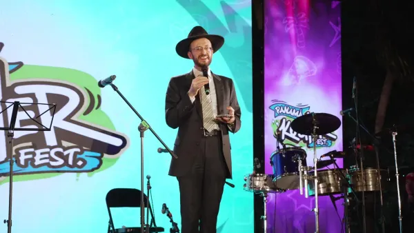 Rabbi speaking at Panama Yeshiva Week